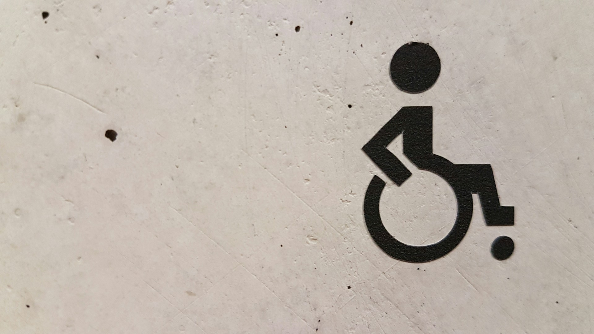 Toilettes et salle de bains PMR en entreprise : quels travaux faire ?